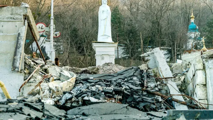 Eine Statue in der Nähe eines Klosters in Swjatohirsk ist nach Beschuss von Trümmern umgeben. (Foto: Celestino Arce Lavin/ZUMA Press Wire/dpa)