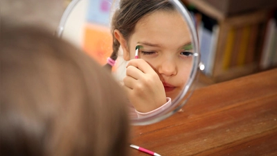 Viele Kinder-Schminksets enthalten bedenkliche oder verbotene Inhaltsstoffe: Zertifizierte Naturkosmetikprodukte bieten oft höhere Sicherheit für die Kleinen. (Foto: Mascha Brichta/dpa-tmn)