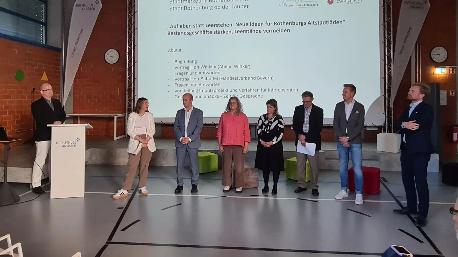 Stellten die Aktion im Campus vor (von links): Lars Winkler, Brigitte Orf, Dr. Markus Naser, Irmgard Mayr-Hettenbach, Stefanie Mälzer, Rainer Lederer, Oliver Raapke und Andreas Schöffel. (Foto: Margit Schwandt)