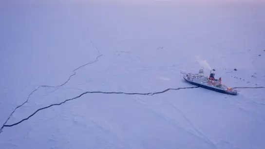 Das deutsche Forschungsschiff Polarstern liegt im Frühjahr 2020 während der einjährigen Mosaic-Expedition im Eis der Zentralarktis. (Foto: Manuel Ernst/Alfred-Wegener-Institut, Helmhol/dpa)
