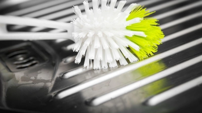 Spülbürsten bieten Keimen weniger Lebensraum: Nach dem Spülen trocknen die Borsten schneller als Schwämme. (Foto: David-Wolfgang Ebener/dpa/dpa-tmn)