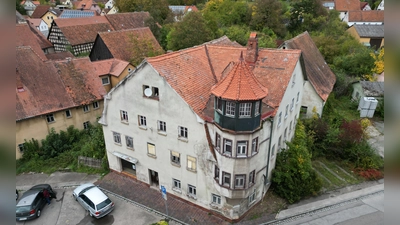 Soll endlich aus dem Dornröschenschlaf geweckt werden: Das Anwesen Obere Vorstadt 6 in Leutershausen. (Foto: Roland Hertlein)