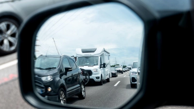 Warum rollt es links und bei mir nicht? Autofahrer sitzen im Stau oft einer getrübten Wahrnehmung auf. (Foto: Daniel Bockwoldt/dpa/dpa-tmn)