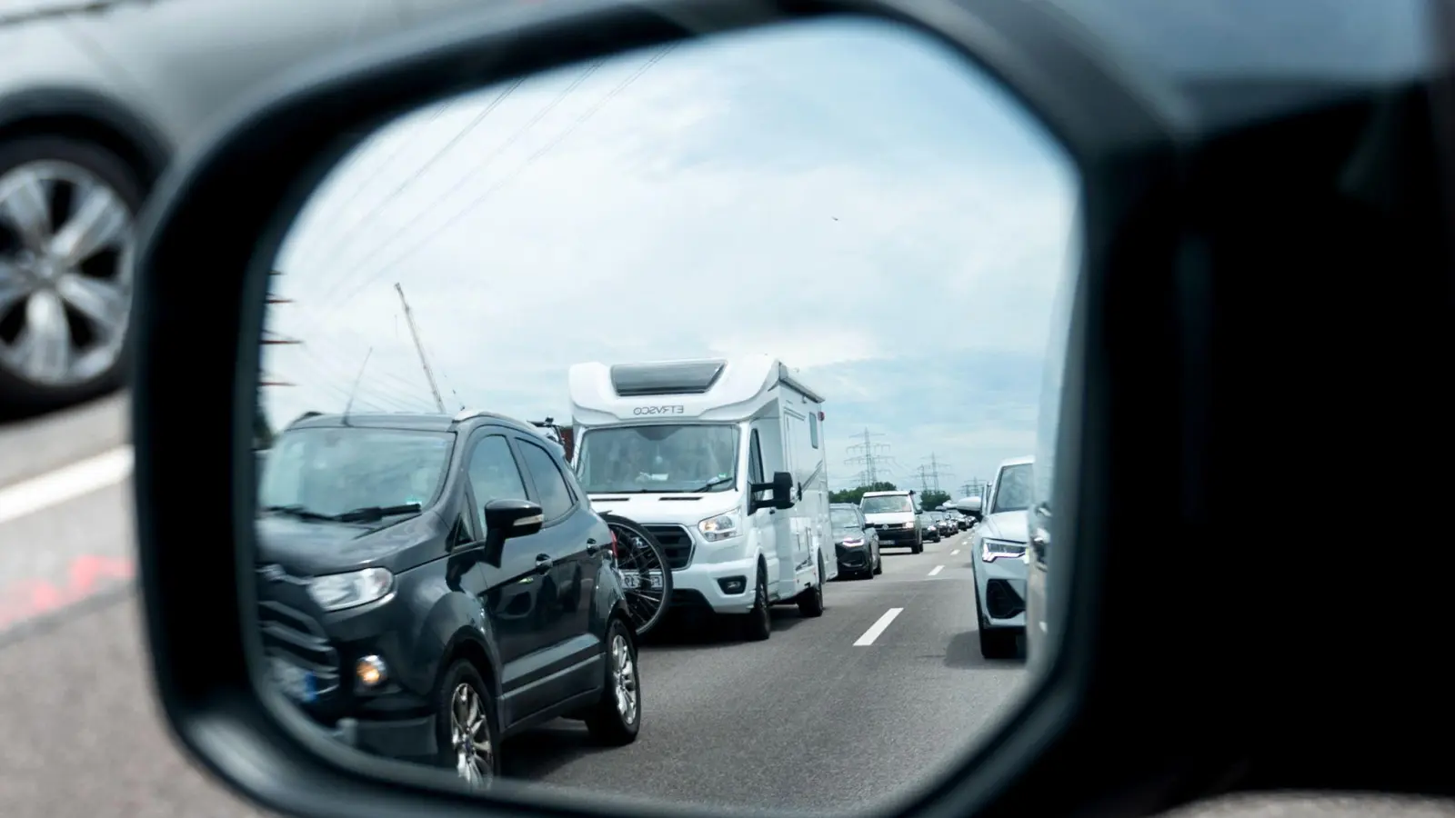 Warum rollt es links und bei mir nicht? Autofahrer sitzen im Stau oft einer getrübten Wahrnehmung auf. (Foto: Daniel Bockwoldt/dpa/dpa-tmn)