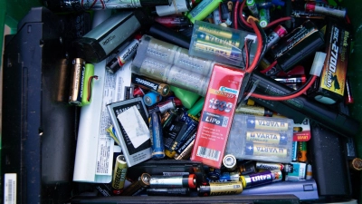Alte Batterien dürfen nicht einfach in den Hausmüll geworfen werden. (Foto: Christian Charisius/dpa)