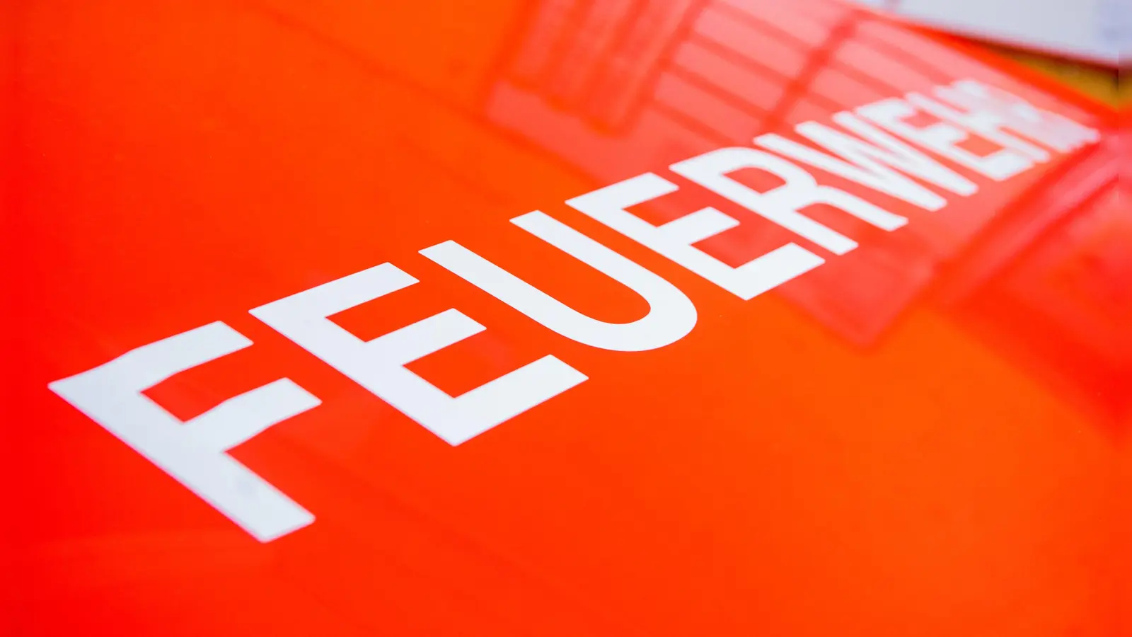 Die alarmierten Freiwilligen Feuerwehren aus Burgbernheim und Hartershofen löschten die noch vorhandene Glut (Foto: Evi Lemberger)