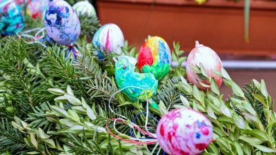 Am Osterbrunnen in Neustadt wurden verschiedene Eier und Dekorationsgegenstände beschädigt. (Foto: Tizian Gerbing)