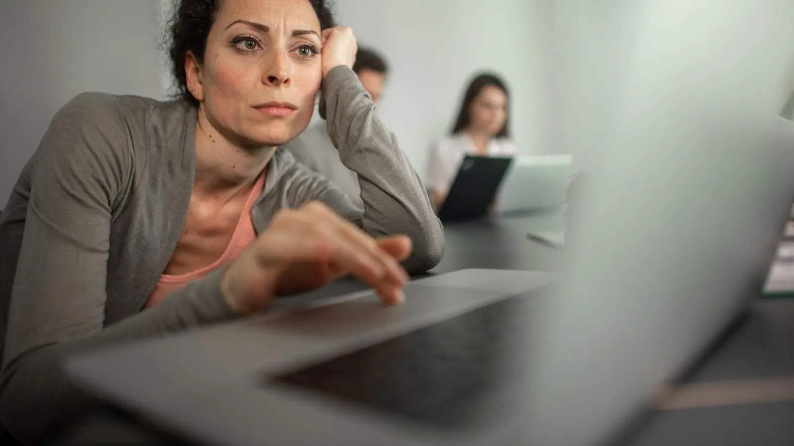 Mal wieder vom Job in frustriert? Dann kann ein Perspektivwechsel helfen, in der „Gestört GmbH“ weiter klarzukommen. (Foto: Klaus-Dietmar Gabbert/dpa-tmn)
