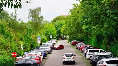 Der Rezatparkplatz erfreut sich bei City-Bummlern ungebrochener Beliebtheit. Die Parkflächen entstanden im Zuge der Begradigung der Rezat Ende der 1970er Jahre. (Foto: Jim Albright)