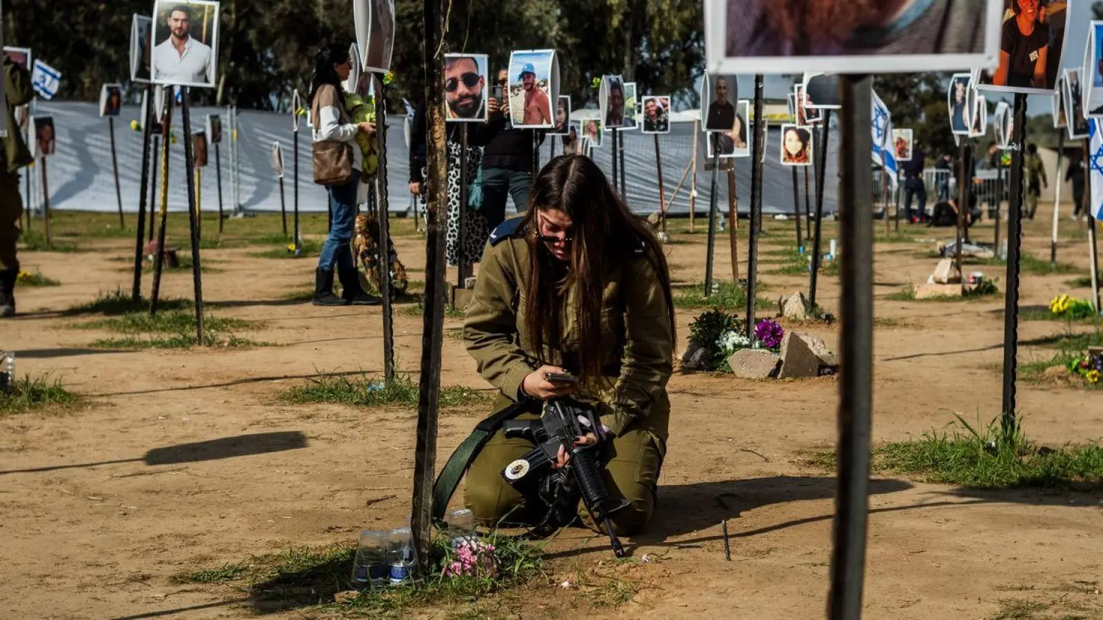 Überlebende und Angehörige der Opfer auf dem Gelände des Musikfestivals Supernova, einem der Orte des brutalen Terrorangriffs der Hamas vom 7. Oktober 2023. (Foto: Ilia Yefimovich/dpa)