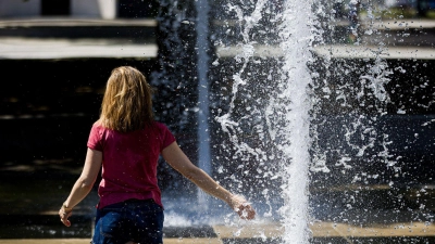 Auch am Sonntag bleibt es mit Werten um 40 Grad weiter sehr heiß - Abkühlung ist aber in Sicht. (Symbolbild) (Foto: Moritz Frankenberg/dpa)