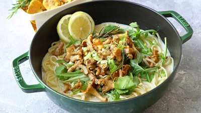 Leicht, fein, wunderbar aromatisch: Diese Pasta bringt Sommerfrische mit Zitronen und den Waldduft von Pfifferlingen gekonnt zusammen. (Foto: Mareike Pucka/biskuitwerkstatt.de/dpa-tmn)