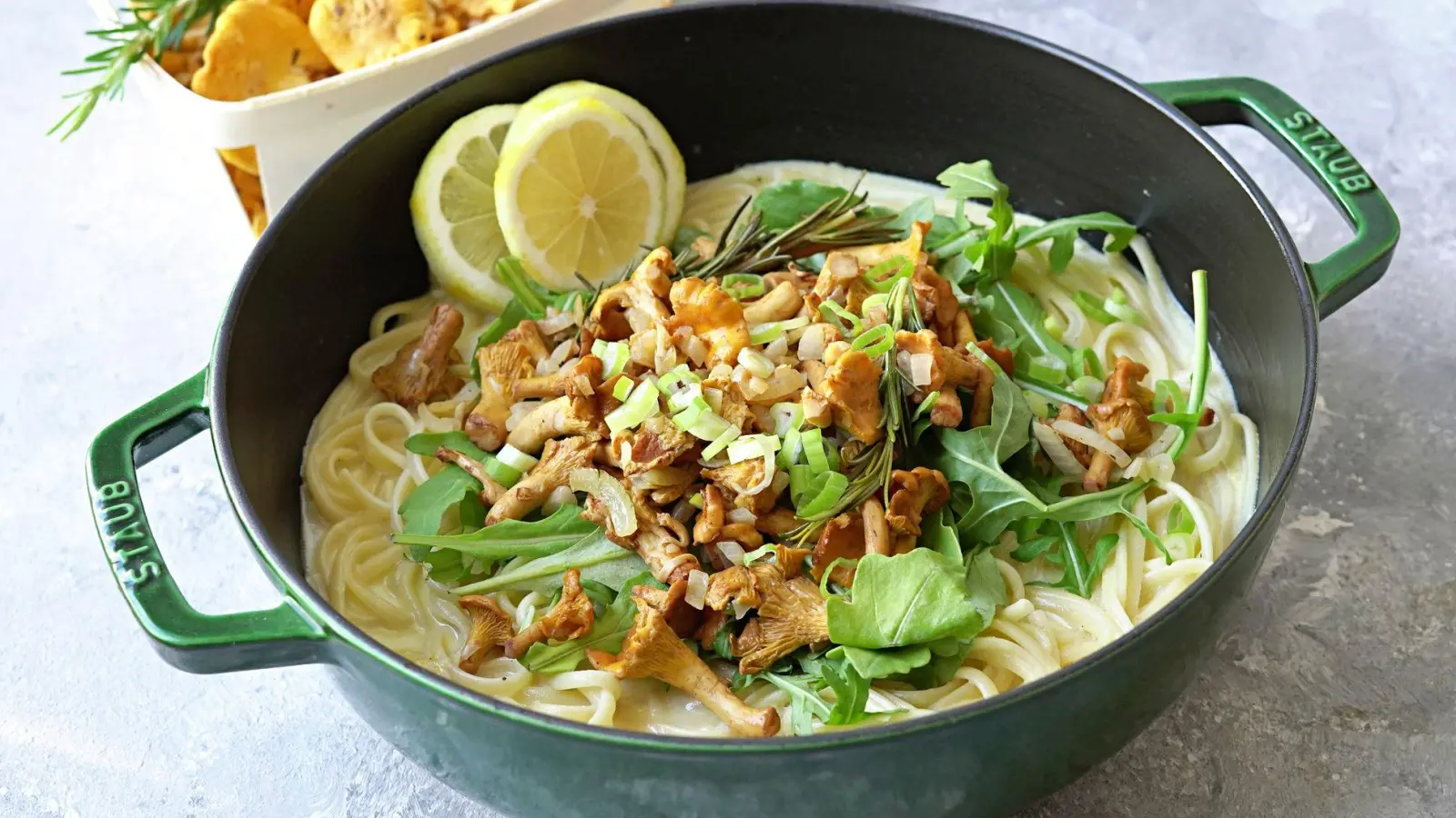 Leicht, fein, wunderbar aromatisch: Diese Pasta bringt Sommerfrische mit Zitronen und den Waldduft von Pfifferlingen gekonnt zusammen. (Foto: Mareike Pucka/biskuitwerkstatt.de/dpa-tmn)