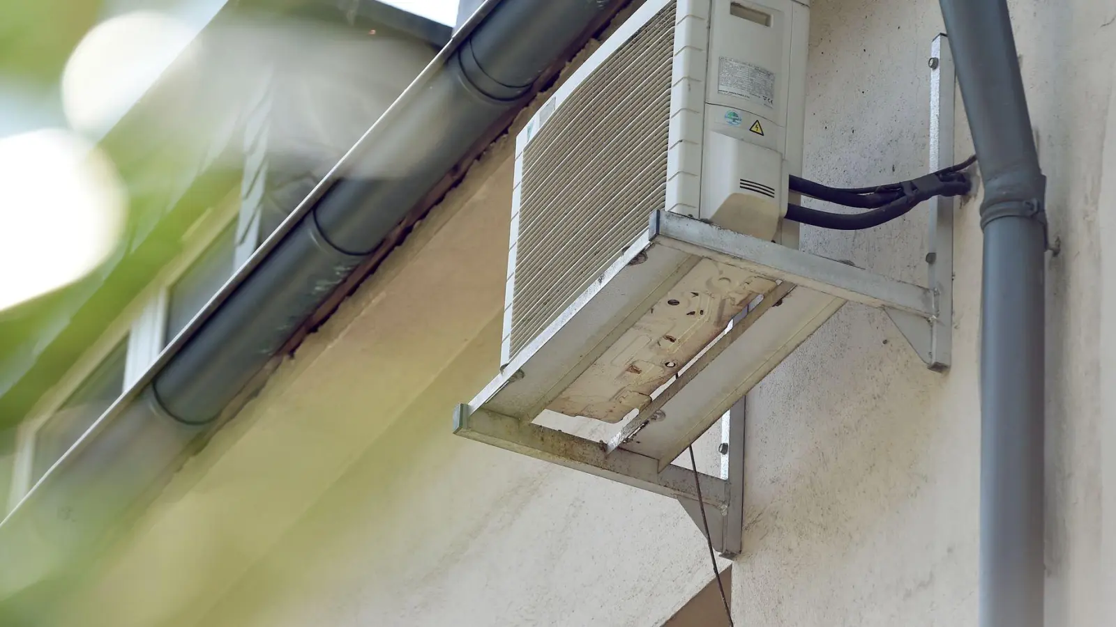 Beschluss mit Einschränkungen: Wer eine Klimaanlage fest anbringen will, darf das nur mit Mehrheitserlaubnis der WEG. (Foto: Caroline Seidel-Dißmannel/dpa/dpa-tmn)