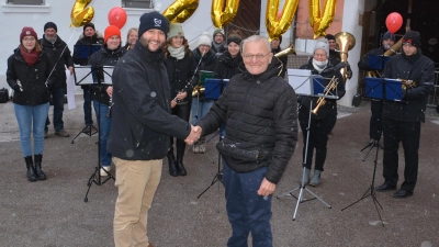 Herzlich bedankte sich Rudolf Goppelt (rechts) vom Förderverein des Wassertrüdinger Christa-Maria-Stifts bei Dirigent Franz Schwaiger (links) vom Musikverein Großenried für die diesjährige Spende und die 30 Jahre währende Unterstützung. (Foto: Peter Tippl)