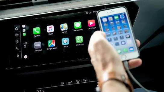 Mobilitäts-Apps dürfen nicht an die Schnittstellen mit den Auto-Daten heran. Sie sind aber eine gute Ergänzung zu den Onboard-Navis. (Foto: Zacharie Scheurer/dpa-tmn)