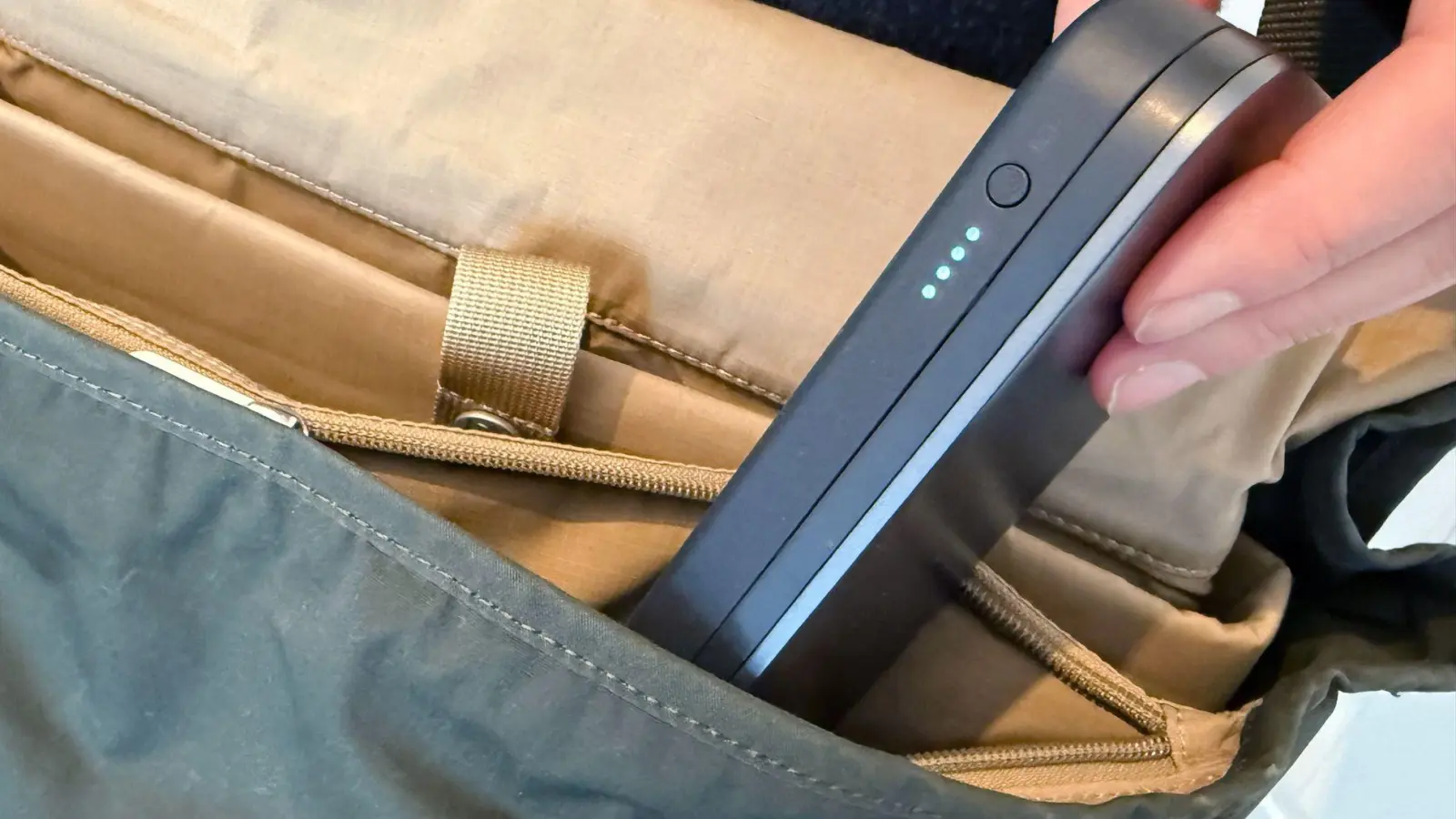 Nur noch im Handgepäck und mit maximaler Kapazität von 100 Wattstunden: Lufthansa begrenzt die Nutzung und Mitnahme von Powerbanks in Flugzeugen. (Foto: Till Simon Nagel/dpa-tmn)