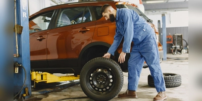 Der saisonale Reifenwechsel im Frühling, der heute überwiegend in der Fachwerkstatt erfolgt, bietet sich auch für eine Kontrolle des Fahrwerks an. (Foto: Pexels)