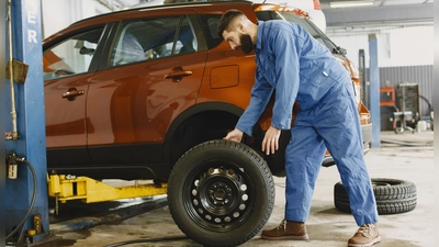 Der saisonale Reifenwechsel im Frühling, der heute überwiegend in der Fachwerkstatt erfolgt, bietet sich auch für eine Kontrolle des Fahrwerks an. (Foto: Pexels)