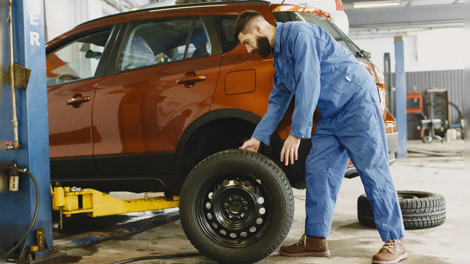 Der saisonale Reifenwechsel im Frühling, der heute überwiegend in der Fachwerkstatt erfolgt, bietet sich auch für eine Kontrolle des Fahrwerks an. (Foto: Pexels)
