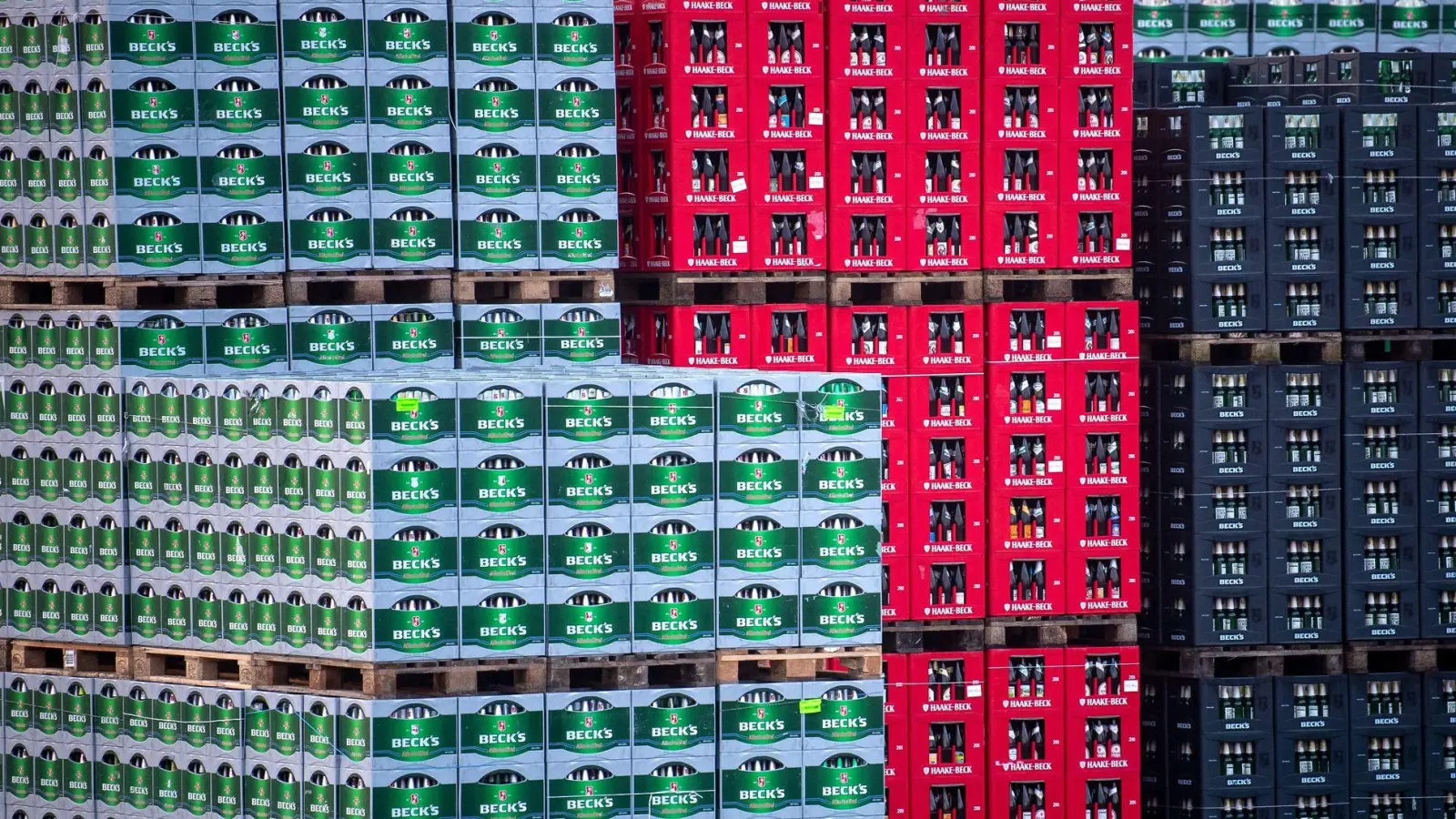 Auch Beck's gehört zum belgischen Brauereiriesen AB Inbev. (Archivbild) (Foto: Sina Schuldt/dpa)