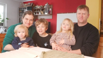 Für die Kinder Sophie, Benjamin und Klara (von links) können die Abende manchmal etwas länger werden, wenn für Dorothee und Matthias Lehr am Abend eine Gemeinderatssitzung ansteht. (Foto: Lisa-Maria Liebing)