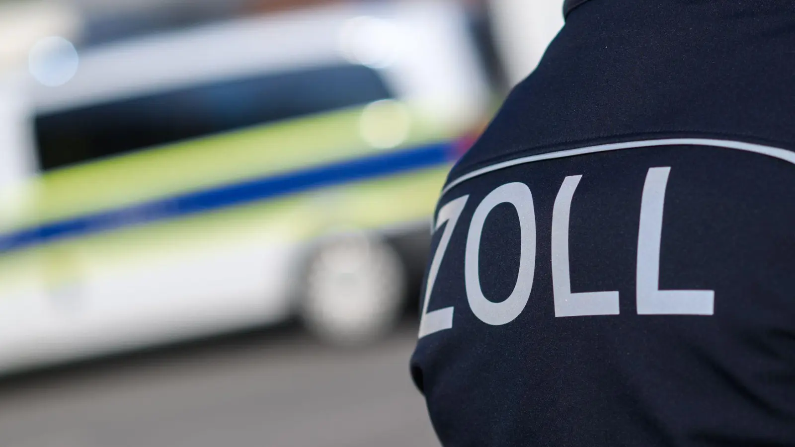 Mehr als 200 Beamte waren im Einsatz bei einer großangelegten Durchsuchungsaktion. (Symbolbild) (Foto: Julian Stratenschulte/dpa)