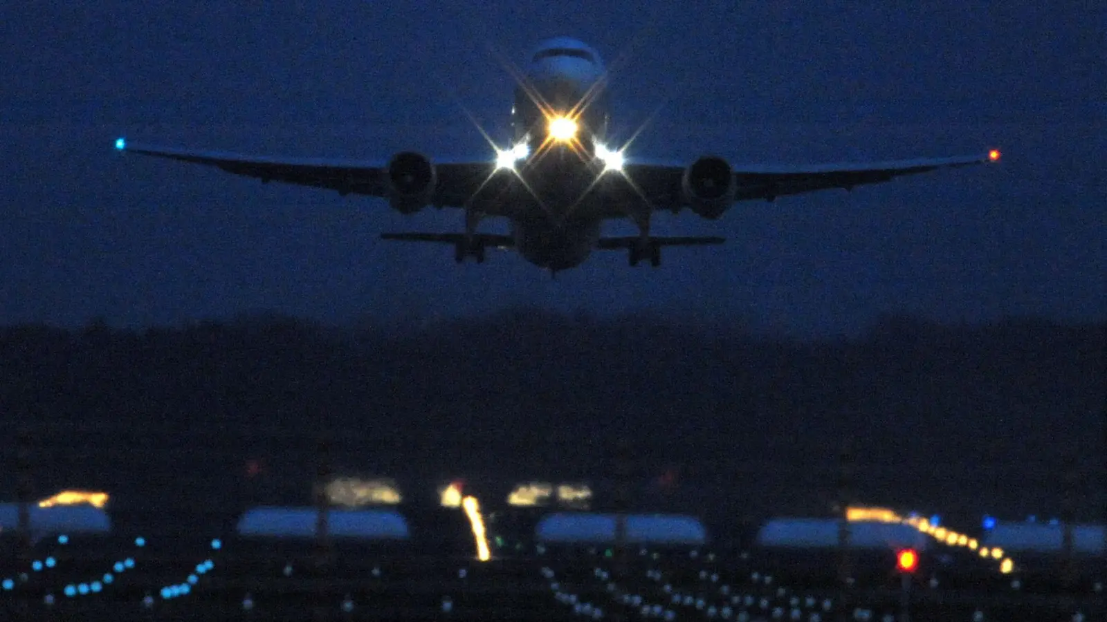 Nur ein kleiner Teil der Menschheit fliegt regelmäßig, hinterlässt damit aber einen enormen ökologischen Fußabdruck.  (Foto: picture alliance / dpa)