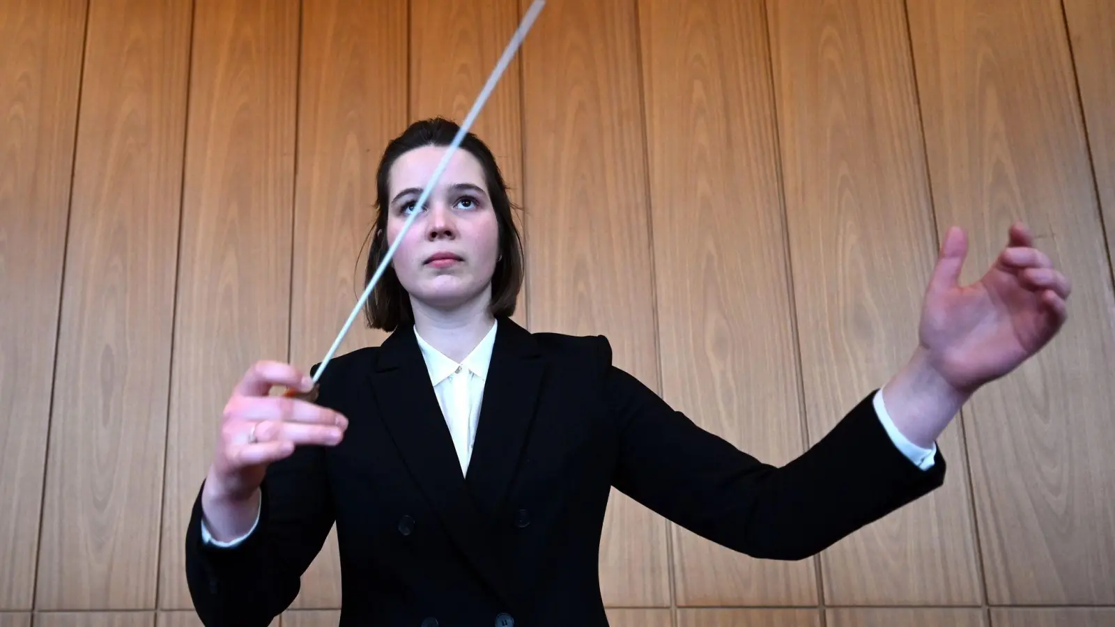 Nachwuchs-Dirigentin Mareike Jörling ist eine von wenigen Frauen in ihrem Beruf. (Foto: Carmen Jaspersen/dpa)
