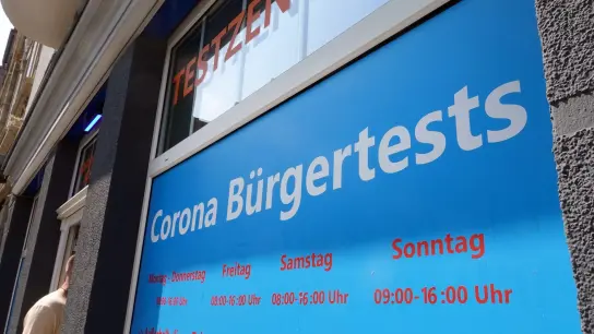 Eine Corona-Teststation in Erfurt. (Foto: Martin Schutt/dpa/Symbolbild)