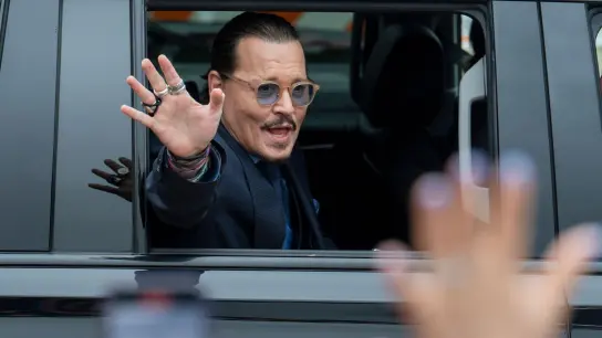 Der Schauspieler Johnny Depp winkt seinen Fans zu. (Foto: Craig Hudson/AP/dpa)