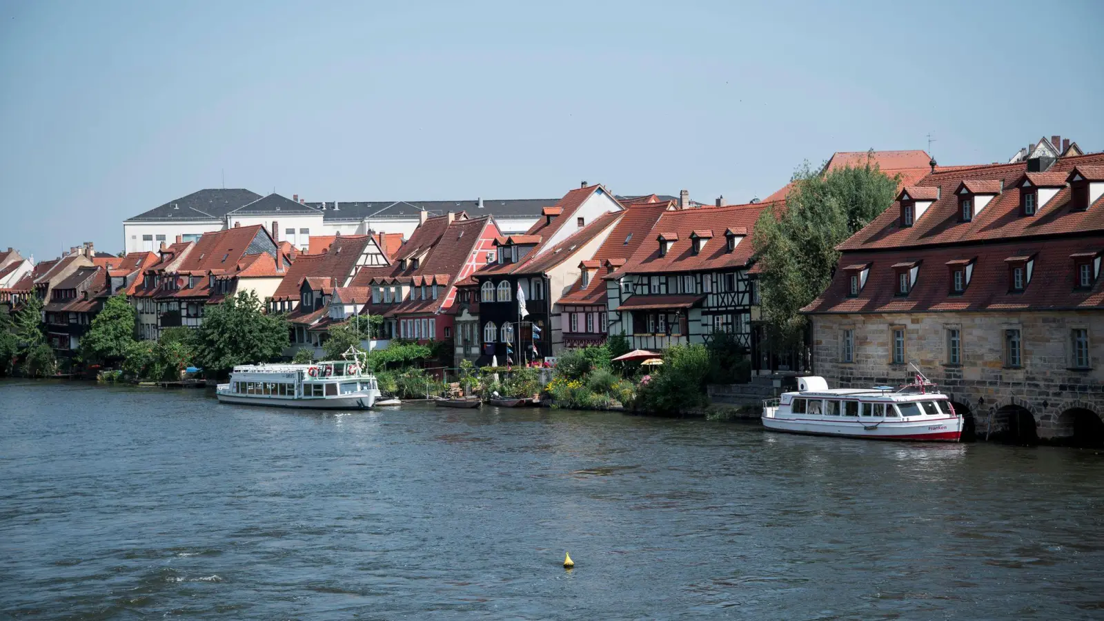 Aufgrund der niedrigen Wasserstände darf im Landkreis Bamberg derzeit kein Wasser mehr aus Flüssen entnommen werden. (Archivbild) (Foto: Daniel Vogl/dpa)