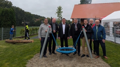 Neuer Treffpunkt in Veitsaurach (von links): Pfarrer Christoph Bosch, Pfarrer Hans-Josef Peters, Bürgermeister Matthias Seitz, Wolfgang Neukirchner (Leiter des Amtes für Ländliche Entwicklung Mittelfranken), Landrat Dr. Jürgen Ludwig, dritter Bürgermeister Karl Schuler sowie zweiter Bürgermeister Norbert Kleinöder.  (Foto: Stadt Windsbach/Laura Ell)
