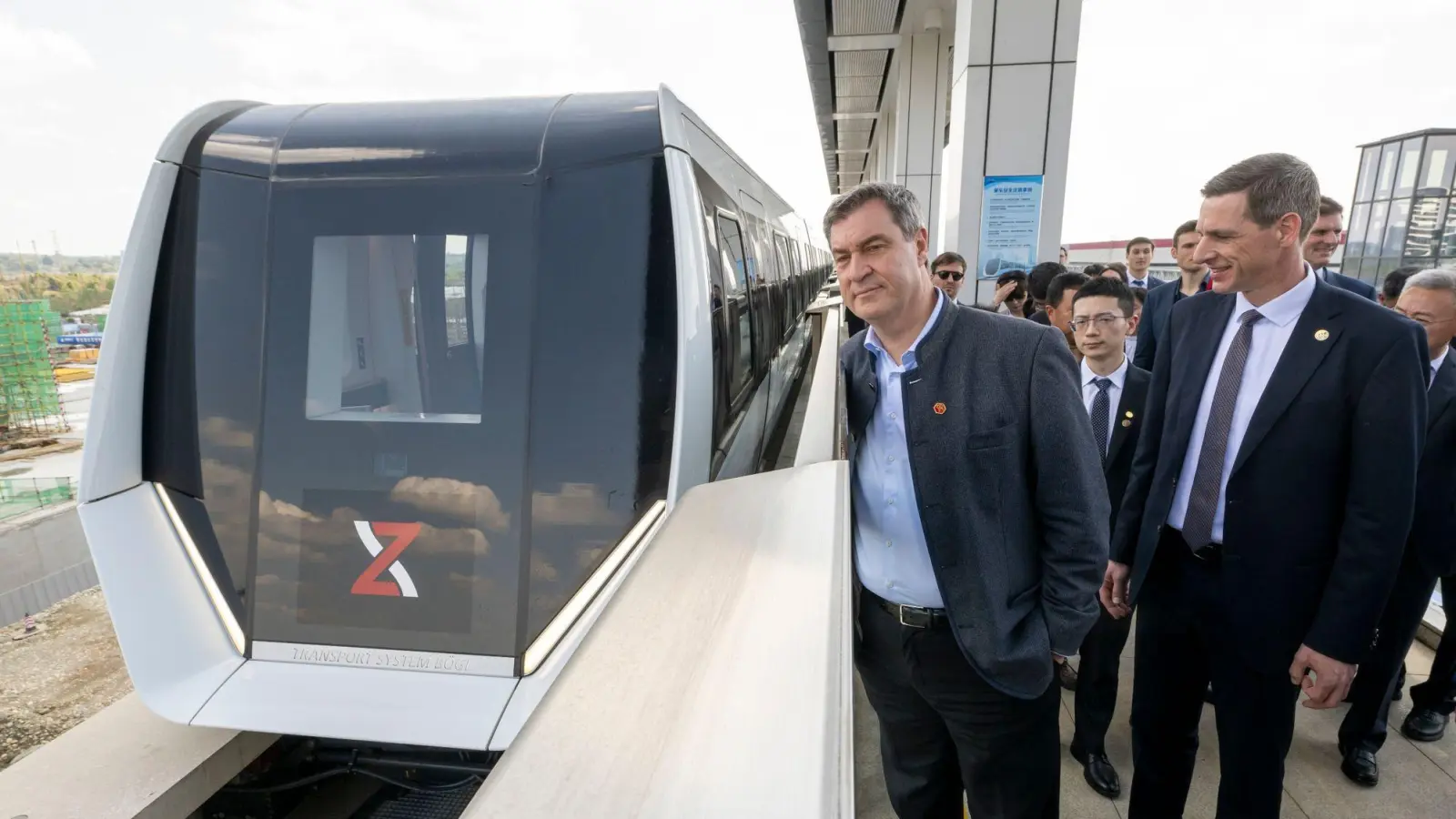 Markus Söder (l, CSU), Ministerpräsident von Bayern, besucht die Xinzhuluqiao Machinery Ltd. in Chengdu. (Foto: Peter Kneffel/dpa)
