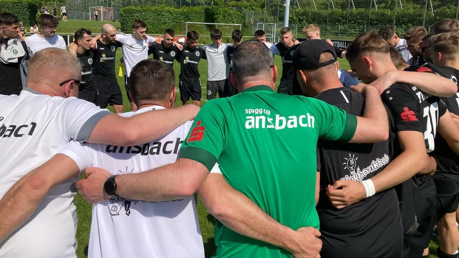 Müssen zusammenstehen: Für die Fußballer der SpVg Ansbach geht es nach dem Erfolg beim SV Heimstetten in der Relegation weiter. (Foto: Denise Kapp)