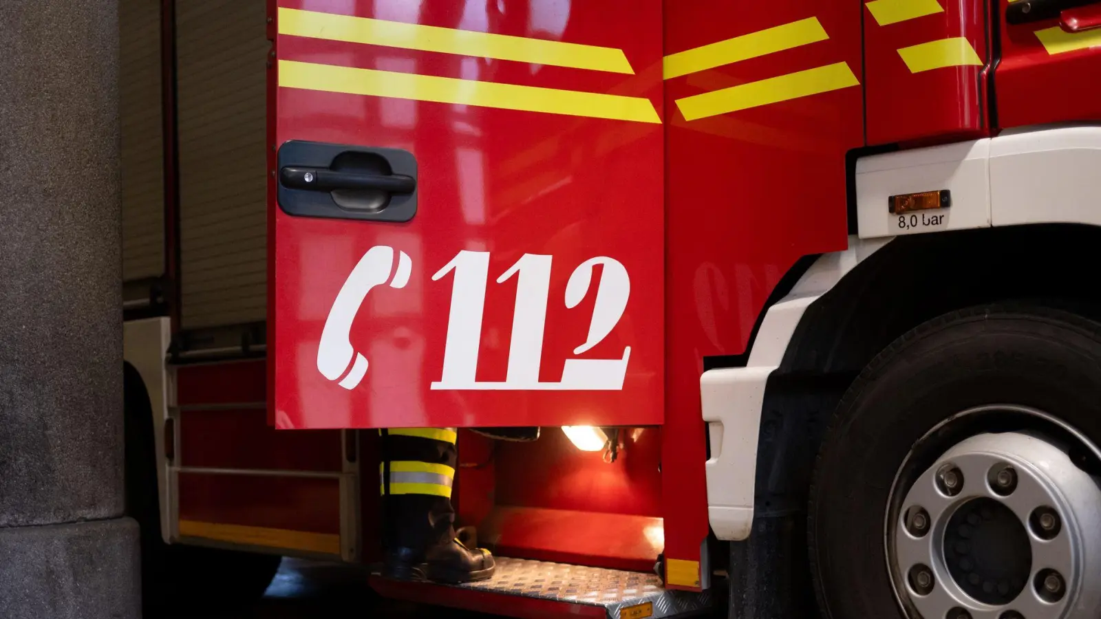 Die Feuerwehr verhinderte, dass die Flammen auf das Wohnhaus übergriffen. (Symbolbild) (Foto: Niklas Treppner/dpa)