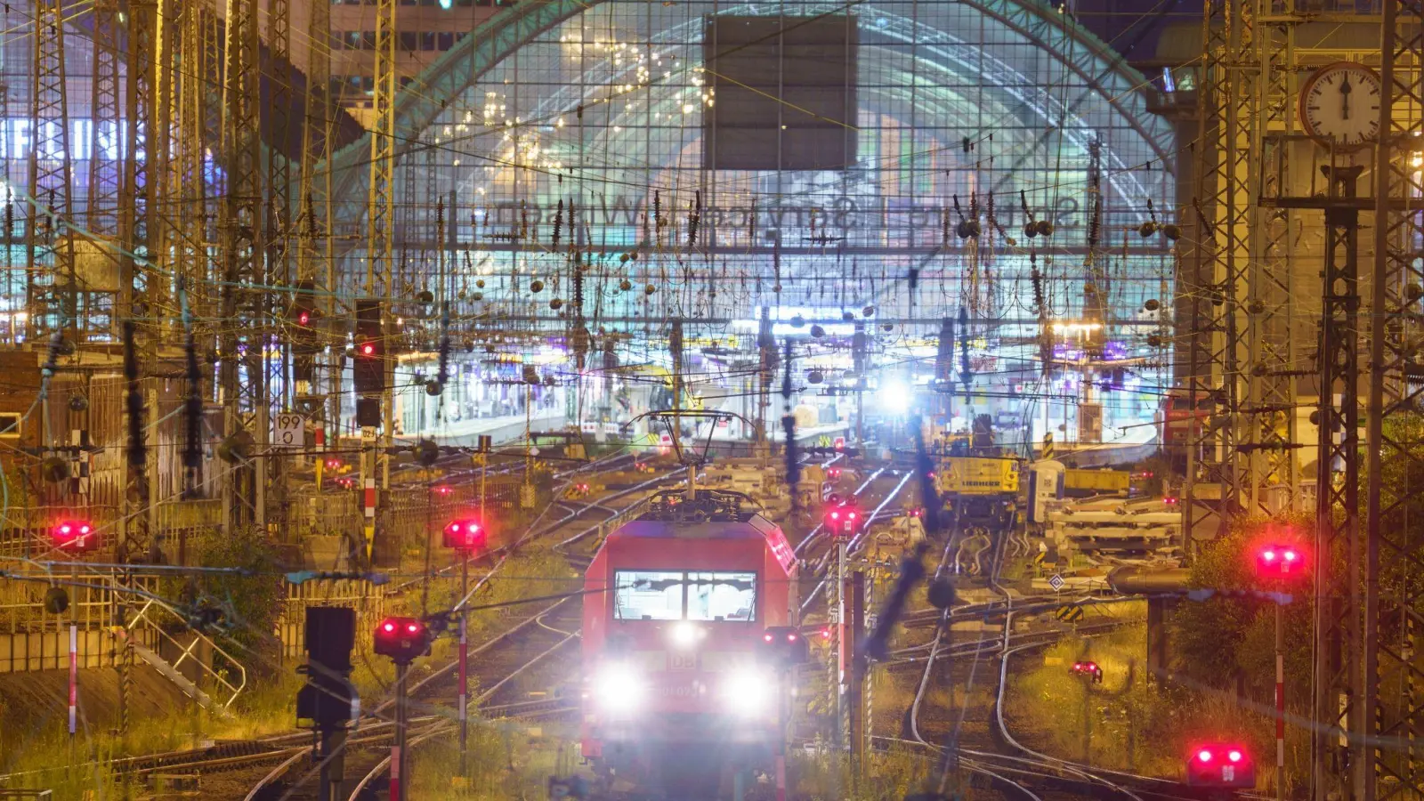 Als erster Schritt einer Generalsanierung im Schienennetz soll die Strecke Frankfurt/Main-Mannheim 2024 fünf Monate lang gesperrt werden. (Archivbild) (Foto: Frank Rumpenhorst/dpa)