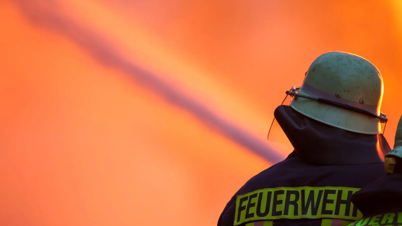 Die Feuerwehr rückte mit einer Vielzahl an Kräften aus. (Symbolbild) (Foto: Christoph Reichwein/dpa)