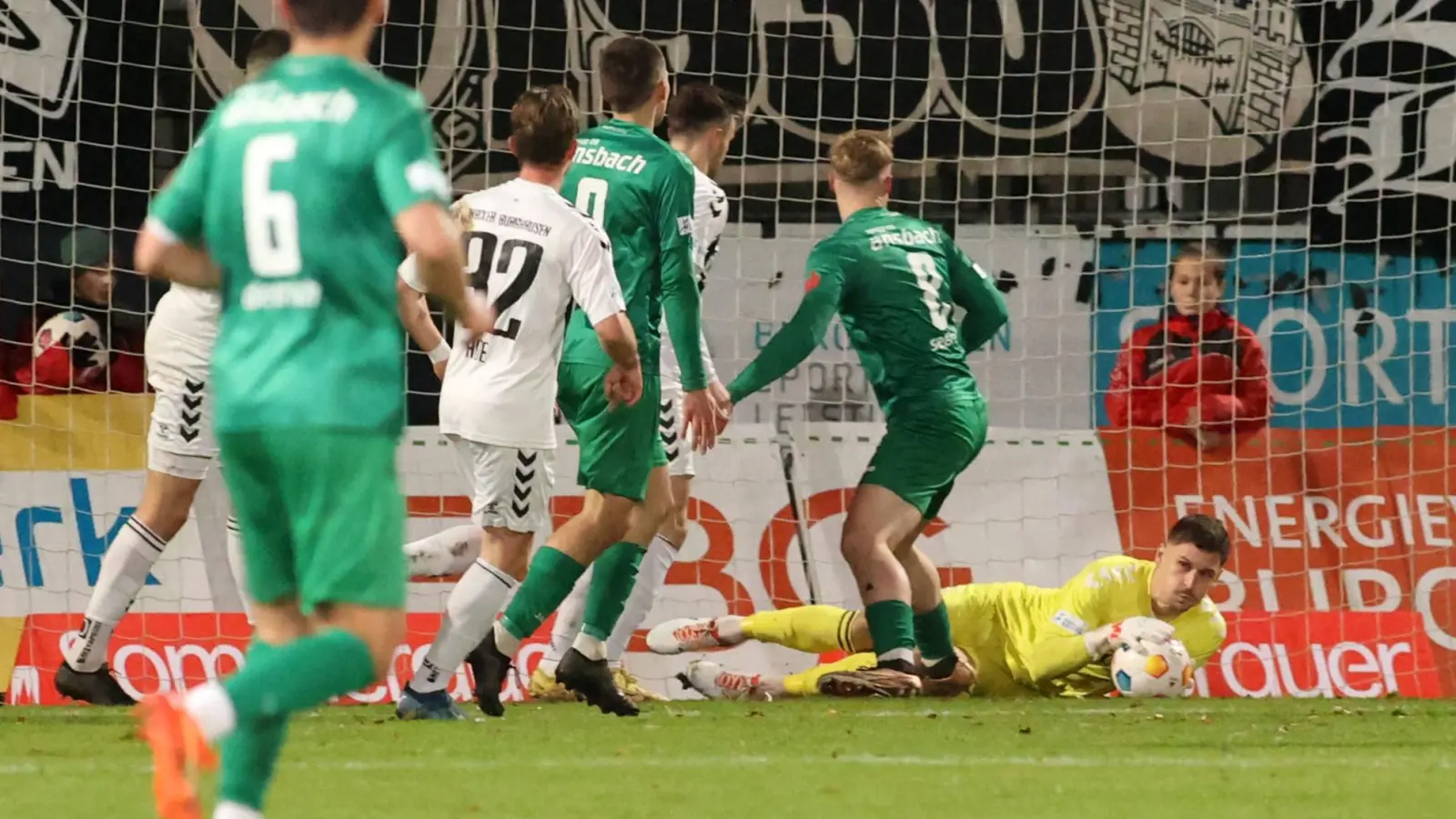 Nicht zu überwinden war Wacker-Torhüter Markus Schöller von den Ansbachern (grüne Trikots). (Foto: Michael Buchholz)