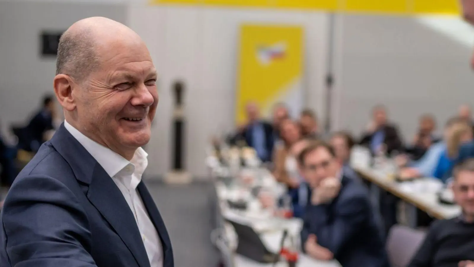 Bundeskanzler Olaf Scholz (SPD, l), wird von Christian Dürr, Fraktionsvorsitzender der FDP, bei seinem Besuch in der FDP Fraktionssitzung begrüßt. (Foto: Michael Kappeler/dpa)