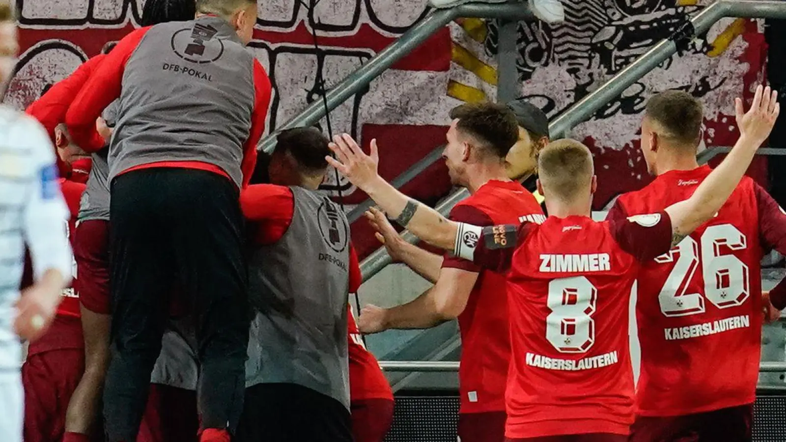 Kaiserslautern setzte sich in Saarbrücken durch und steht zum achten Mal im Pokal-Finale. (Foto: Uwe Anspach/dpa)