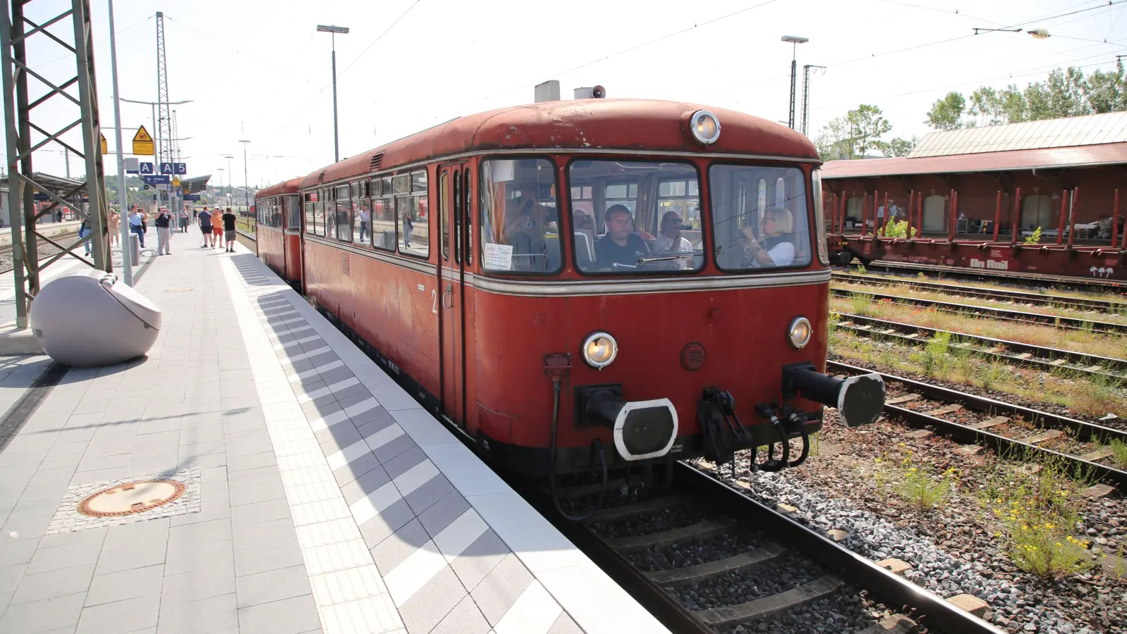 Abfahrt: Die Reise des Schienenbusses in Richtung Crailsheim begann am Samstag am Ansbacher Bahnhof. Die Fahrten in dem Modell aus den 1960-er Jahren stießen auf großes Interesse. (Foto: Alexander Biernoth)