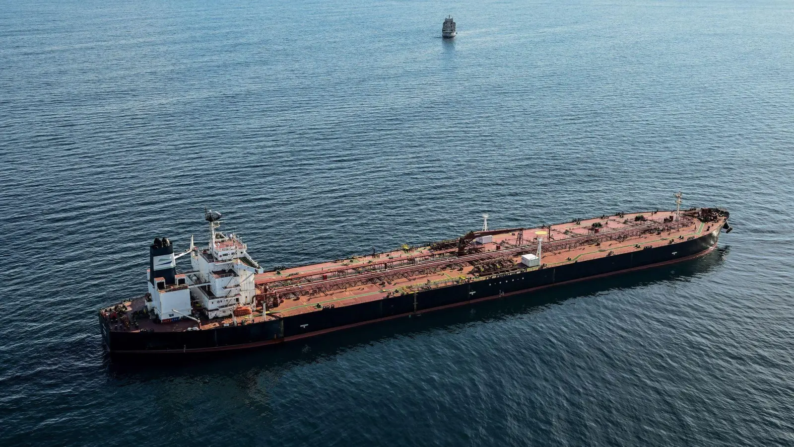 Schiffe der russischen Schattenflotte sollen künftig festgesetzt werden können. (Archivbild) (Foto: Damien Meyer/AFP/dpa)