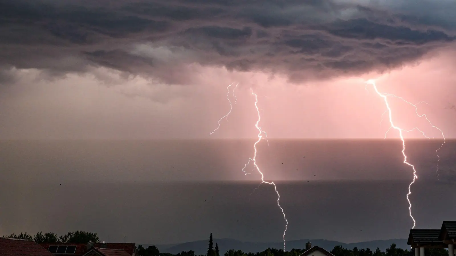 Hunderte Blitze gingen am Mittwoch über Bayern nieder, so wie hier bei Straubing. (Foto: Armin Weigel/dpa)