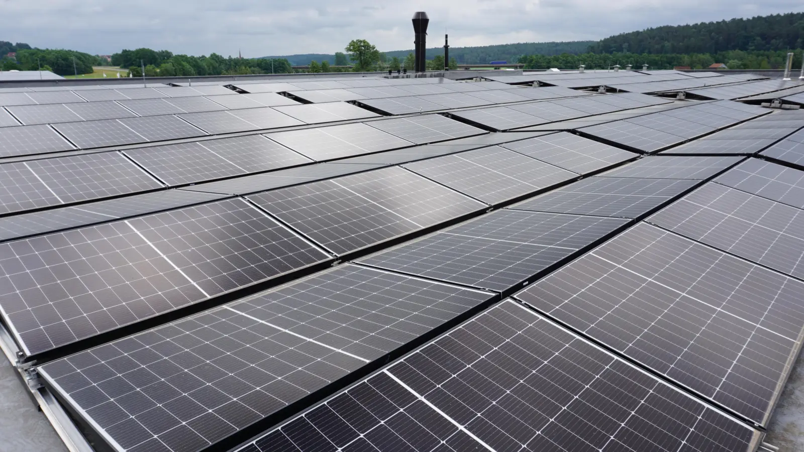 Im Landkreis Ansbach produzieren Photovoltaikanlagen, Windräder und Biogasanlagen Strom aus erneuerbaren Quellen. Der Energienutzungsplan zeigt auf, wie es hier weitergehen kann.  (Foto: Andrea Walke)