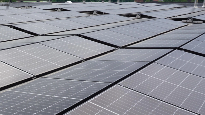 30 Dachsolaranlagen betreibt die Bürgersolar. Viele Sonnenstunden bescherten für 2025 eines der bislang besten Jahresergebnisse. (Symbolbild: Andrea Walke)