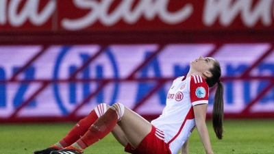 Sarah Zadrazil vom FC Bayern München sitzt nach der Niederlage enttäuscht auf dem Rasen. (Foto: Sven Hoppe/dpa)