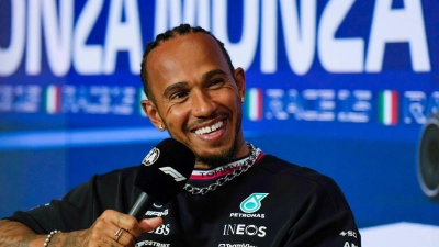 Lewis Hamilton glaubt an einen achten WM-Titel. (Foto: Luca Bruno/AP/dpa)