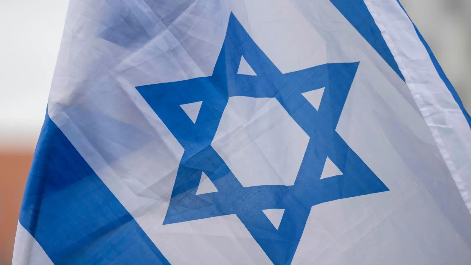 Eine Israel-Fahne wurde in Neuendettelsau bei Eierwürfen beschädigt. (Symbolbild: Hendrik Schmidt/dpa)