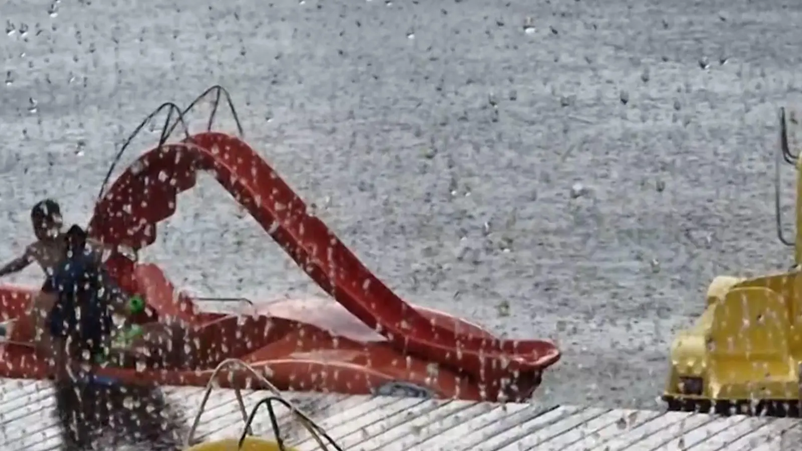 Mancherorts fällt der Sommerferienspaß in den nächsten Tagen ins Wasser. (Archivbild) (Foto: Stephan Fricke/NEWS5/dpa)